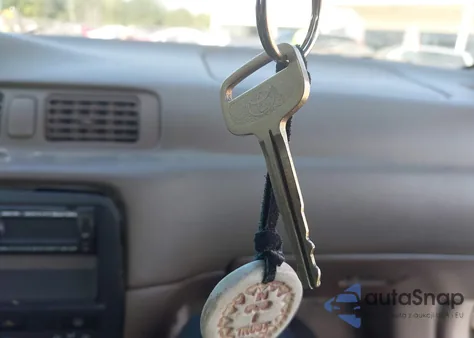 2001 Toyota Camry Le z USA, uszkodzony, nr VIN 4T1BG22K21U055618